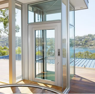Modern, átlátszó lift